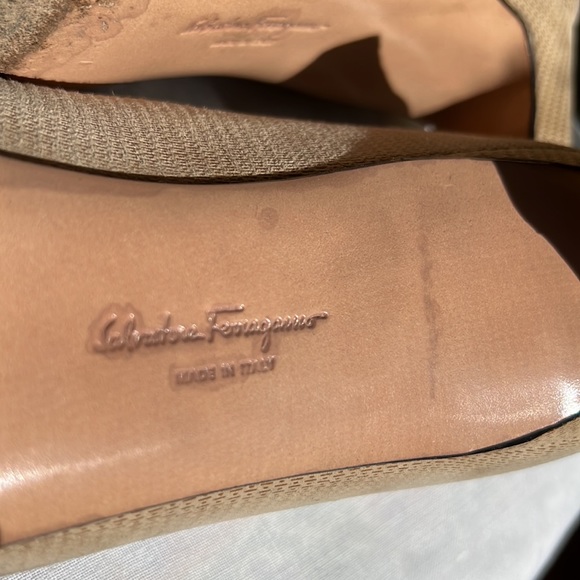 Ferragamo Beige Subtle Shimmer Low Pumps Sz 8AA EUC - Picture 10 of 13
